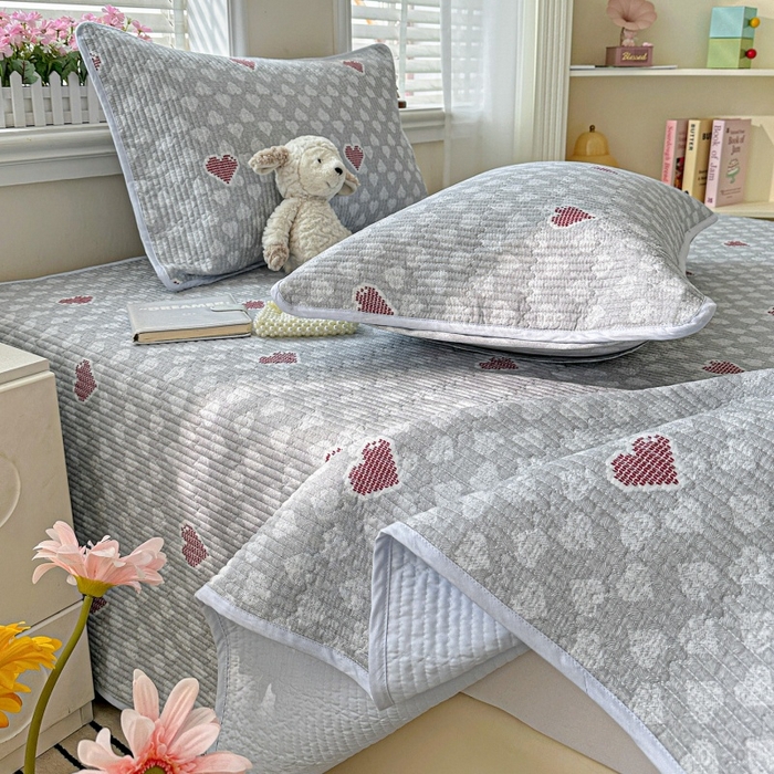 91家纺网 家纺一手货源 找家纺 文黛家居 2026新款全棉夹棉印花床盖三件套 爱心日记