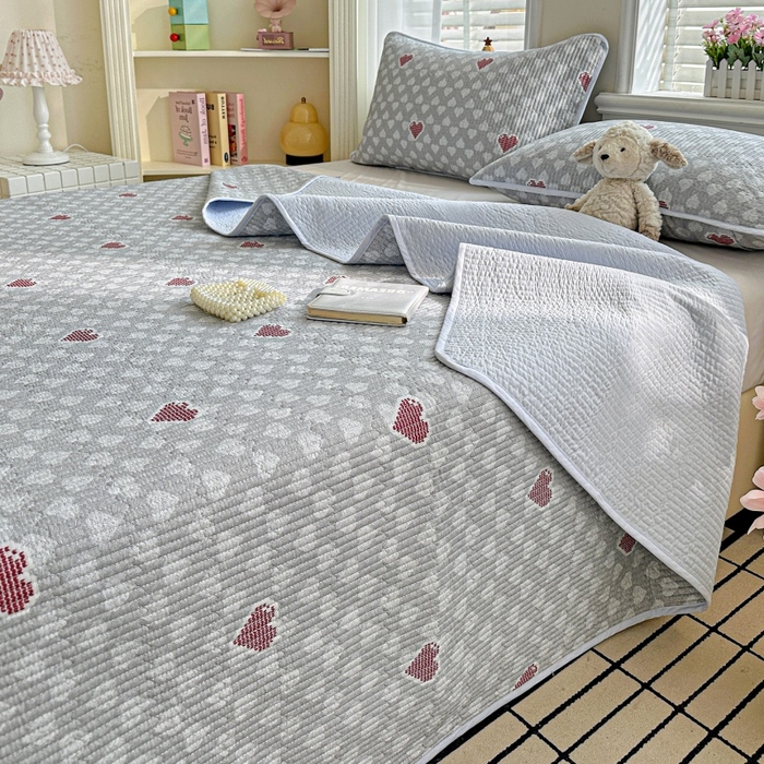 91家纺网 家纺一手货源 找家纺 文黛家居 2026新款全棉夹棉印花床盖三件套 爱心日记