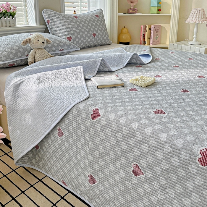 91家纺网 家纺一手货源 找家纺 文黛家居 2026新款全棉夹棉印花床盖三件套 爱心日记