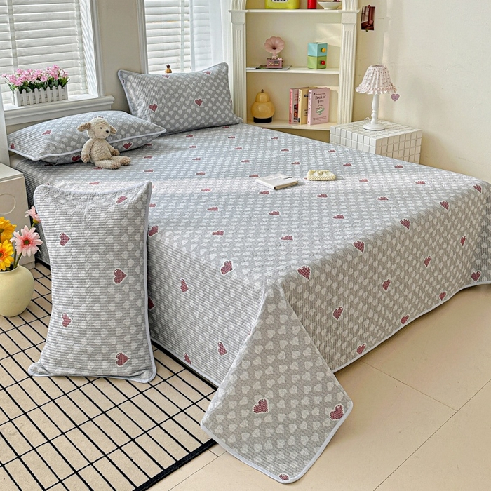 91家纺网 家纺一手货源 找家纺 文黛家居 2026新款全棉夹棉印花床盖三件套 爱心日记