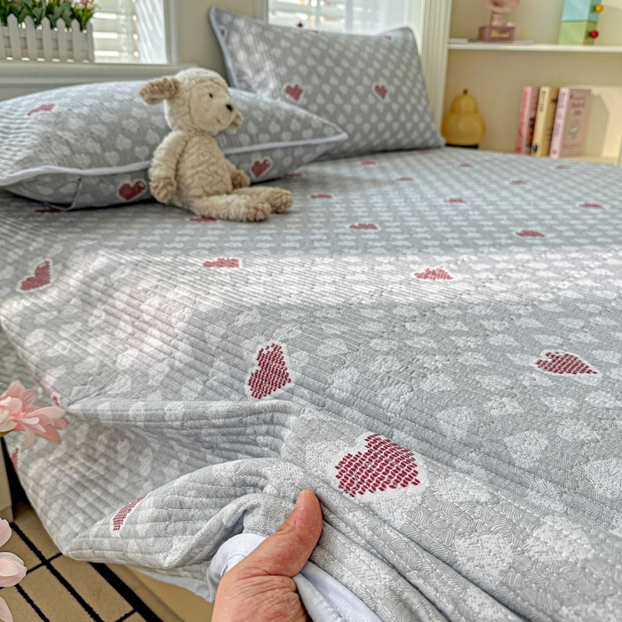 91家纺网 家纺一手货源 找家纺 文黛家居 2026新款全棉夹棉印花床盖三件套 爱心日记