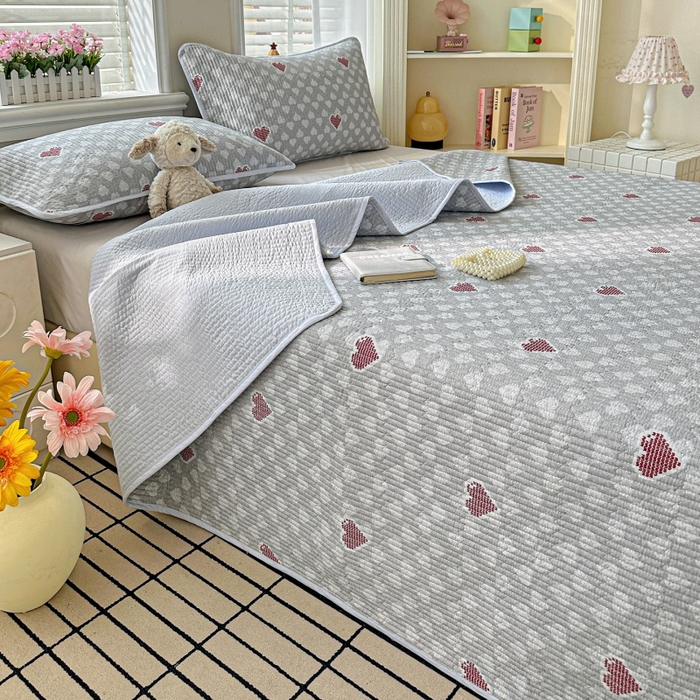 91家纺网 家纺一手货源 找家纺 文黛家居 2026新款全棉夹棉印花床盖三件套 爱心日记