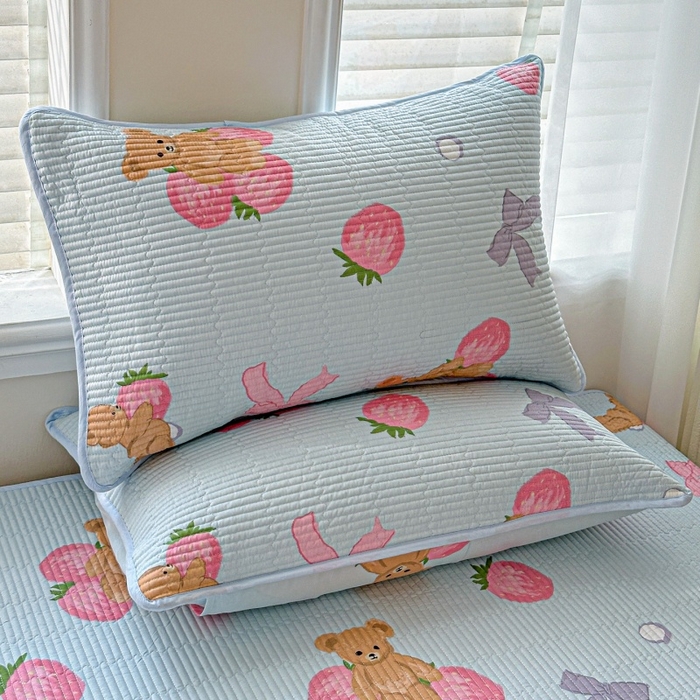 91家纺网 家纺一手货源 找家纺 文黛家居 2026新款全棉夹棉印花床盖三件套 草莓熊-蓝