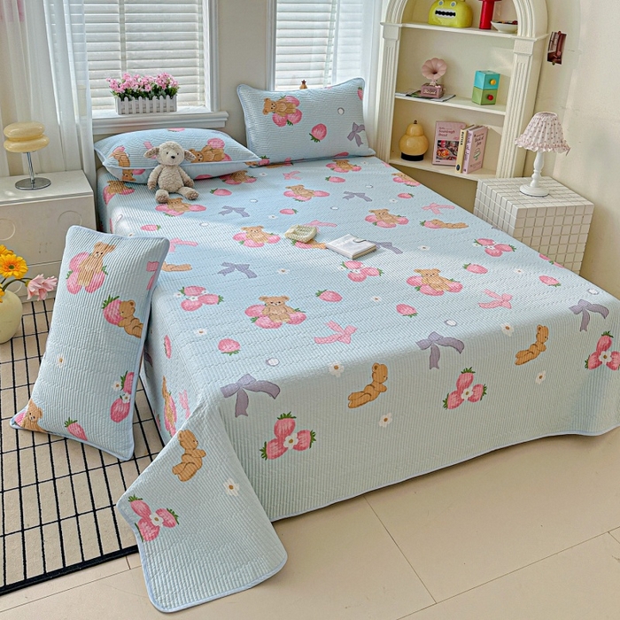 91家纺网 家纺一手货源 找家纺 文黛家居 2026新款全棉夹棉印花床盖三件套 草莓熊-蓝