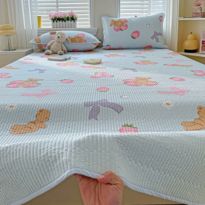 91家纺网 家纺一手货源 找家纺 文黛家居 2026新款全棉夹棉印花床盖三件套 草莓熊-蓝