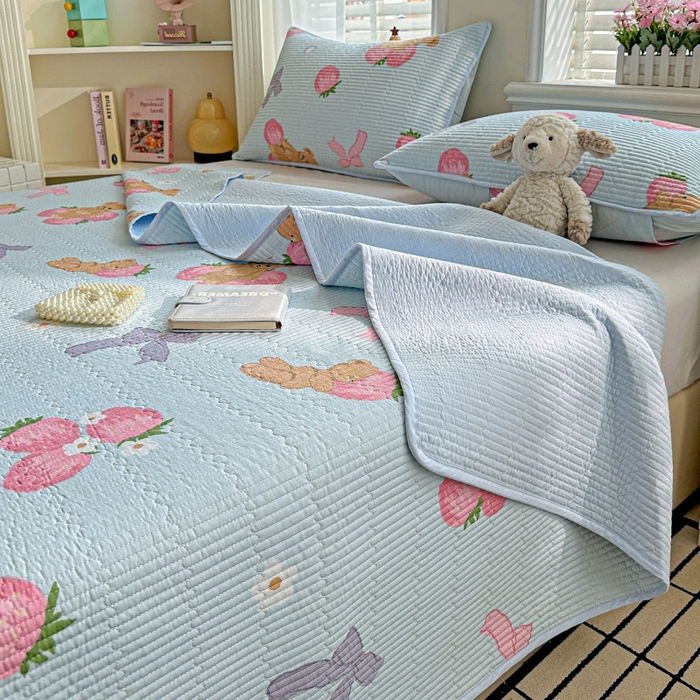 91家纺网 家纺一手货源 找家纺 文黛家居 2026新款全棉夹棉印花床盖三件套 草莓熊-蓝