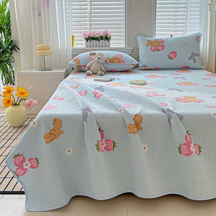 91家纺网 家纺一手货源 找家纺 文黛家居 2026新款全棉夹棉印花床盖三件套 草莓熊-蓝