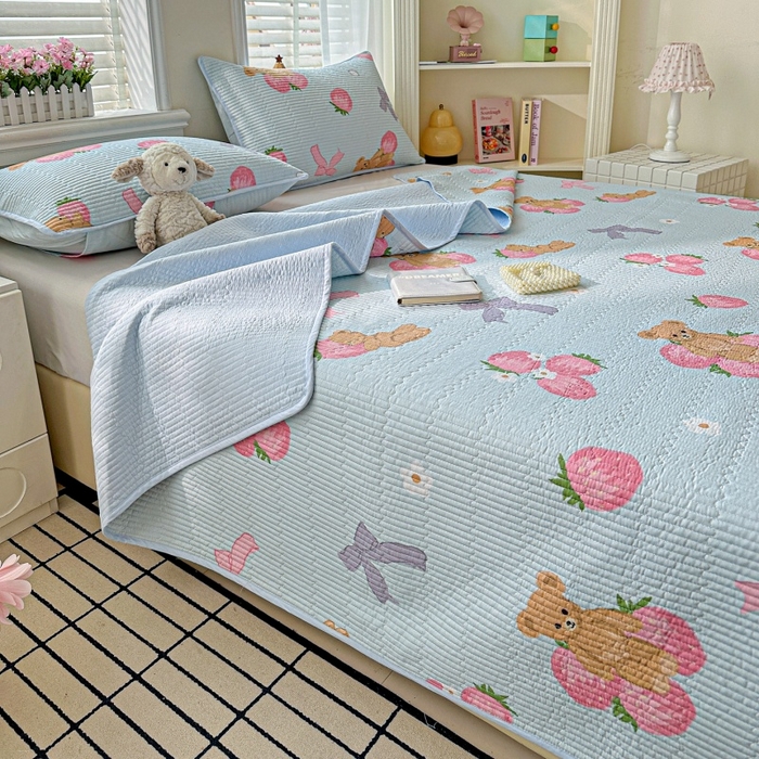 91家纺网 家纺一手货源 找家纺 文黛家居 2026新款全棉夹棉印花床盖三件套 草莓熊-蓝