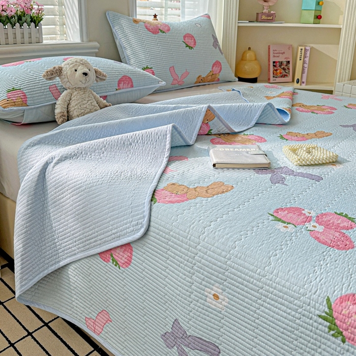 91家纺网 家纺一手货源 找家纺 文黛家居 2026新款全棉夹棉印花床盖三件套 草莓熊-蓝