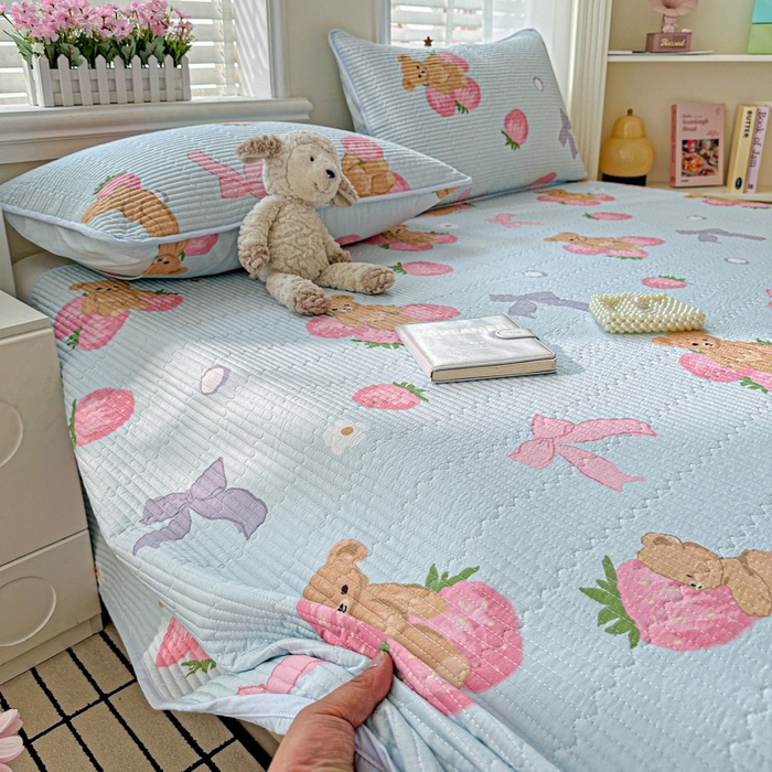 91家纺网 家纺一手货源 找家纺 文黛家居 2026新款全棉夹棉印花床盖三件套 草莓熊-蓝