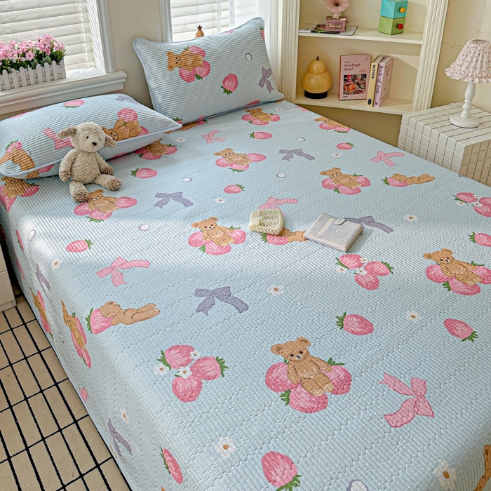 91家纺网 家纺一手货源 找家纺 文黛家居 2026新款全棉夹棉印花床盖三件套 草莓熊-蓝