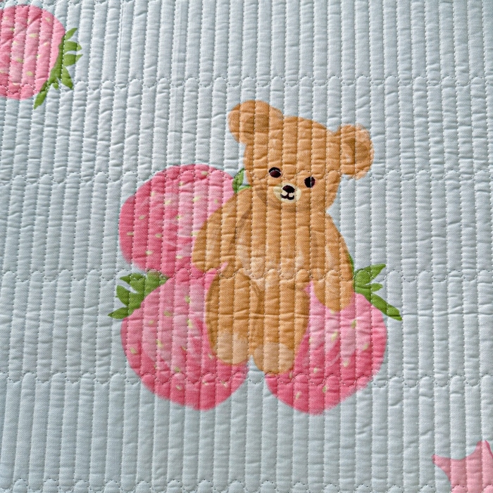 91家纺网 家纺一手货源 找家纺 文黛家居 2026新款全棉夹棉印花床盖三件套 草莓熊-蓝