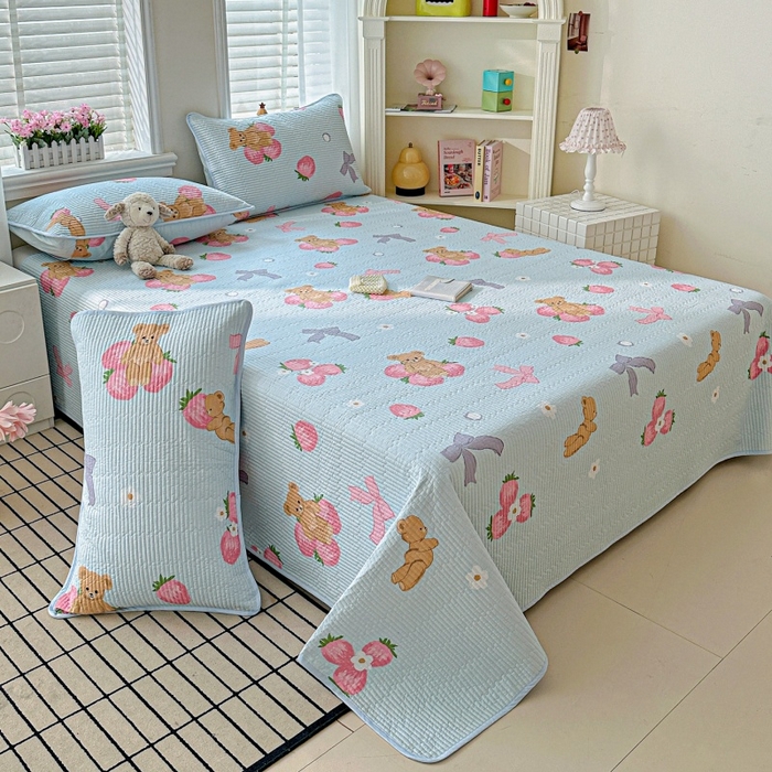 91家纺网 家纺一手货源 找家纺 文黛家居 2026新款全棉夹棉印花床盖三件套 草莓熊-蓝