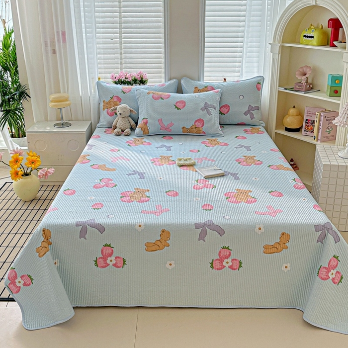 91家纺网 家纺一手货源 找家纺 文黛家居 2026新款全棉夹棉印花床盖三件套 草莓熊-蓝