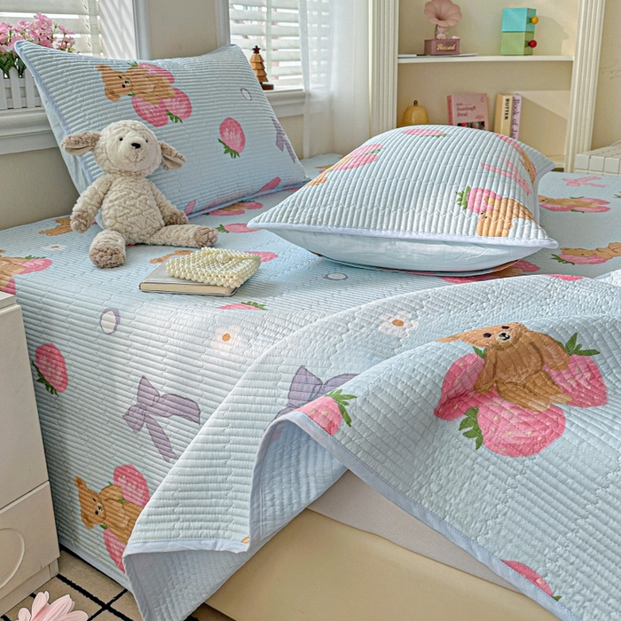 91家纺网 家纺一手货源 找家纺 文黛家居 2026新款全棉夹棉印花床盖三件套 草莓熊-蓝