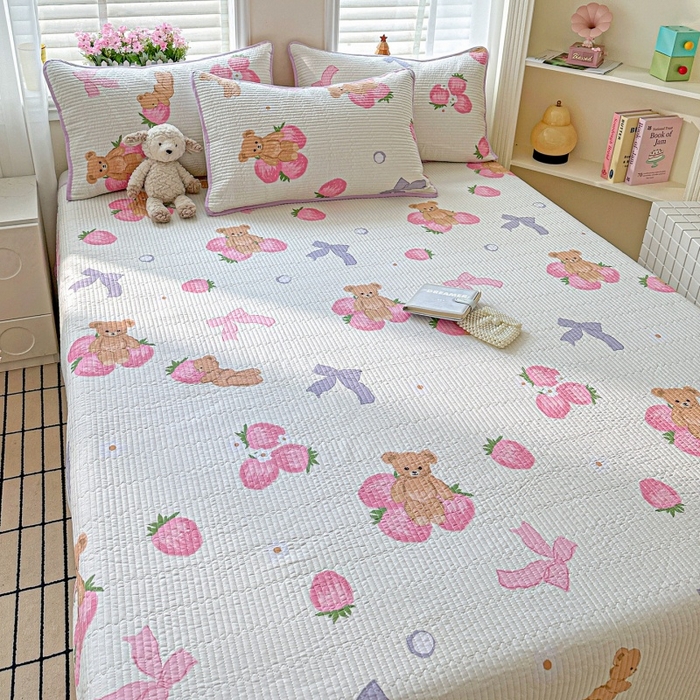 91家纺网 家纺一手货源 找家纺 文黛家居 2026新款全棉夹棉印花床盖三件套 草莓熊-米