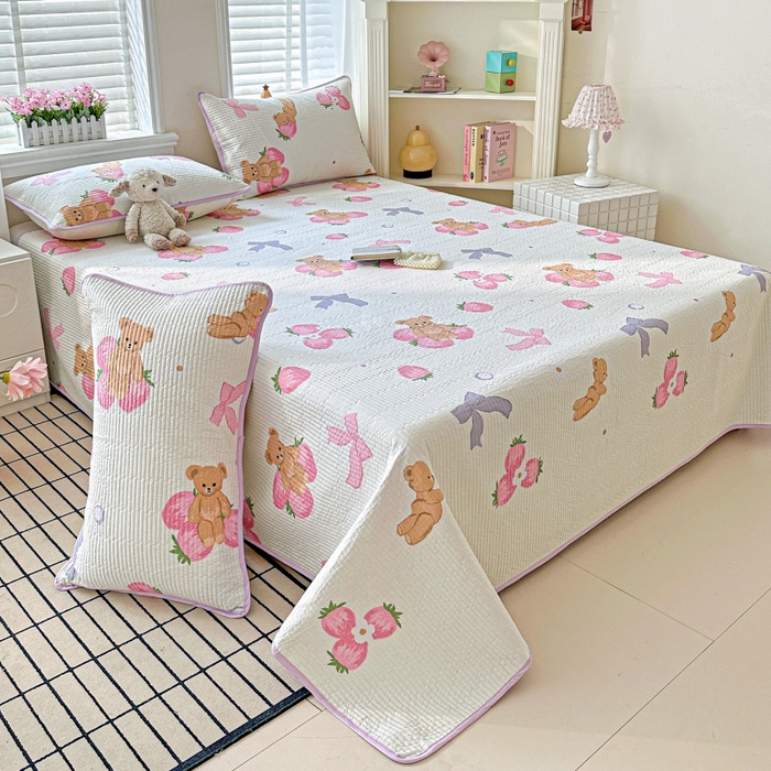 91家纺网 家纺一手货源 找家纺 文黛家居 2026新款全棉夹棉印花床盖三件套 草莓熊-米