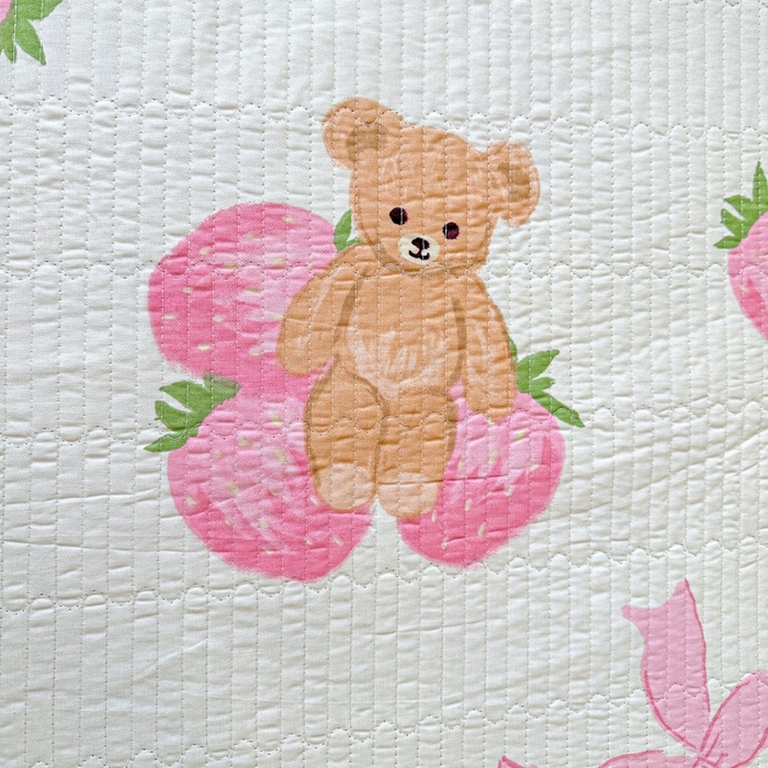 91家纺网 家纺一手货源 找家纺 文黛家居 2026新款全棉夹棉印花床盖三件套 草莓熊-米