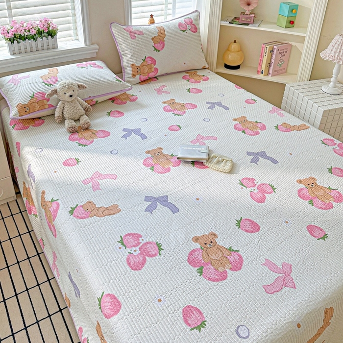 91家纺网 家纺一手货源 找家纺 文黛家居 2026新款全棉夹棉印花床盖三件套 草莓熊-米