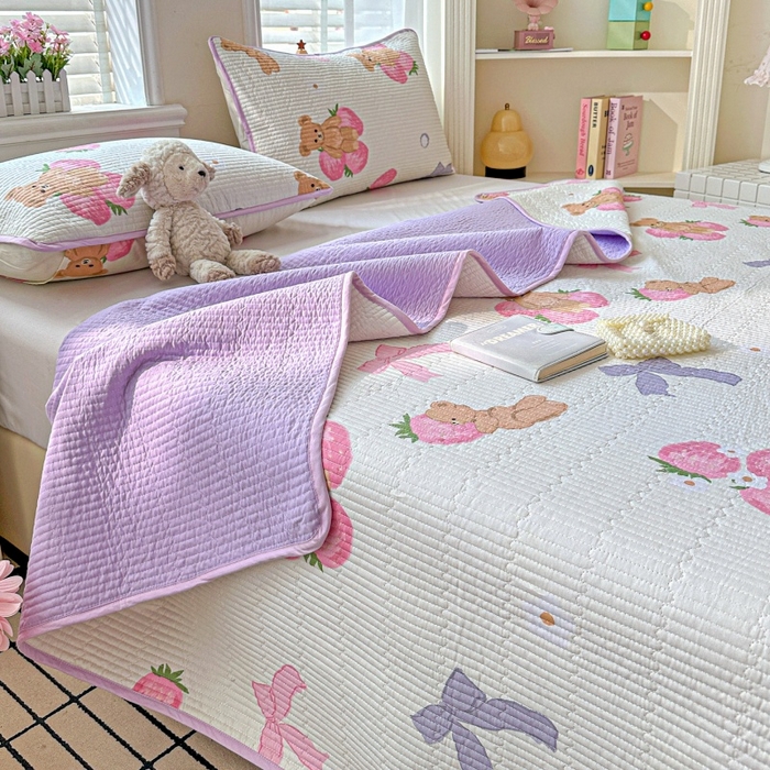 91家纺网 家纺一手货源 找家纺 文黛家居 2026新款全棉夹棉印花床盖三件套 草莓熊-米