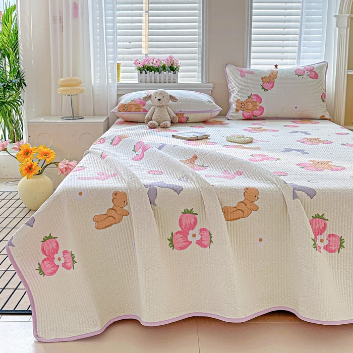 91家纺网 家纺一手货源 找家纺 文黛家居 2026新款全棉夹棉印花床盖三件套 草莓熊-米