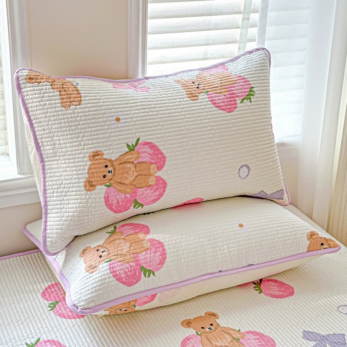 91家纺网 家纺一手货源 找家纺 文黛家居 2026新款全棉夹棉印花床盖三件套 草莓熊-米