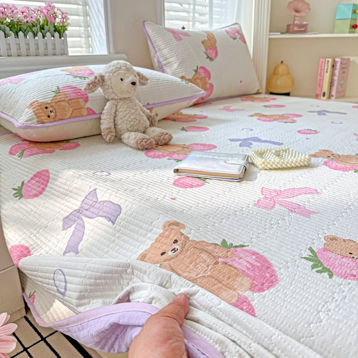 91家纺网 家纺一手货源 找家纺 文黛家居 2026新款全棉夹棉印花床盖三件套 草莓熊-米