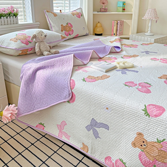 91家纺网 家纺一手货源 找家纺 文黛家居 2026新款全棉夹棉印花床盖三件套 草莓熊-米