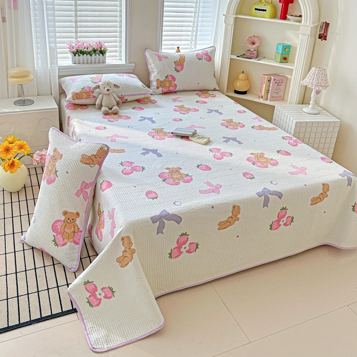 91家纺网 家纺一手货源 找家纺 文黛家居 2026新款全棉夹棉印花床盖三件套 草莓熊-米