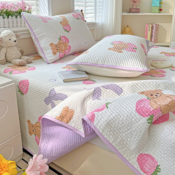 91家纺网 家纺一手货源 找家纺 文黛家居 2026新款全棉夹棉印花床盖三件套 草莓熊-米