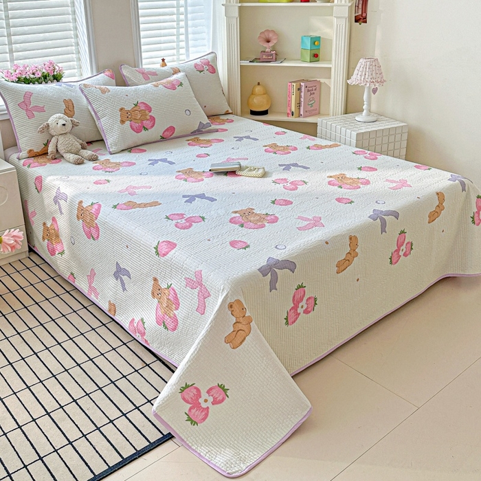 91家纺网 家纺一手货源 找家纺 文黛家居 2026新款全棉夹棉印花床盖三件套 草莓熊-米