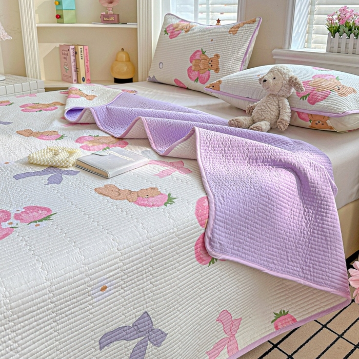 91家纺网 家纺一手货源 找家纺 文黛家居 2026新款全棉夹棉印花床盖三件套 草莓熊-米