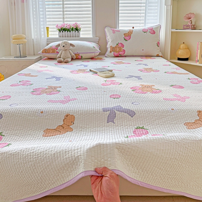 91家纺网 家纺一手货源 找家纺 文黛家居 2026新款全棉夹棉印花床盖三件套 草莓熊-米