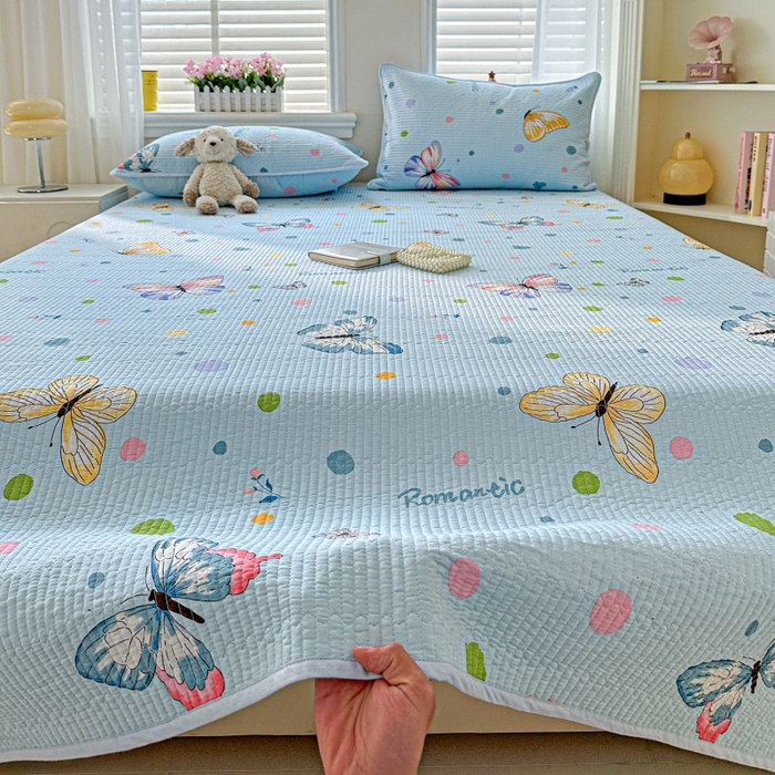 91家纺网 家纺一手货源 找家纺 文黛家居 2026新款全棉夹棉印花床盖三件套 蝶舞-蓝