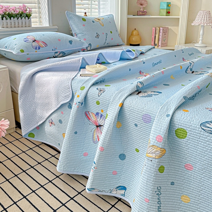 91家纺网 家纺一手货源 找家纺 文黛家居 2026新款全棉夹棉印花床盖三件套 蝶舞-蓝