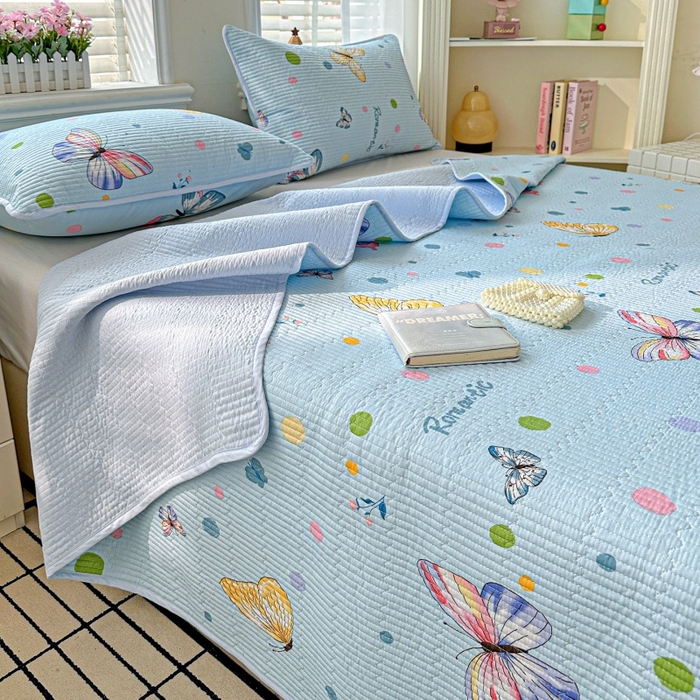 91家纺网 家纺一手货源 找家纺 文黛家居 2026新款全棉夹棉印花床盖三件套 蝶舞-蓝