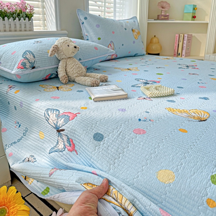 91家纺网 家纺一手货源 找家纺 文黛家居 2026新款全棉夹棉印花床盖三件套 蝶舞-蓝