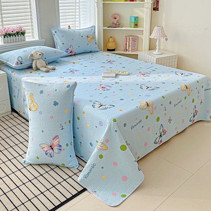 91家纺网 家纺一手货源 找家纺 文黛家居 2026新款全棉夹棉印花床盖三件套 蝶舞-蓝