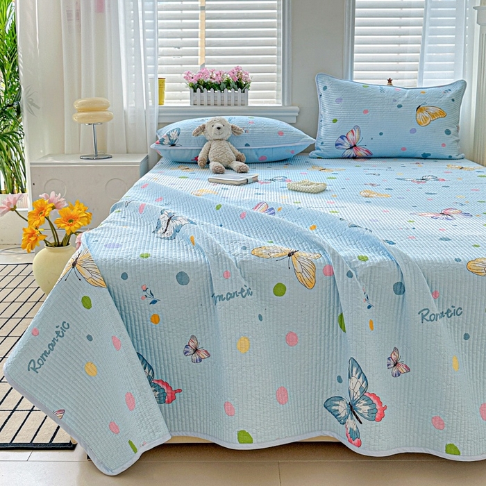 91家纺网 家纺一手货源 找家纺 文黛家居 2026新款全棉夹棉印花床盖三件套 蝶舞-蓝