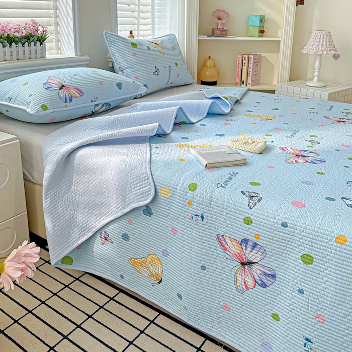 91家纺网 家纺一手货源 找家纺 文黛家居 2026新款全棉夹棉印花床盖三件套 蝶舞-蓝