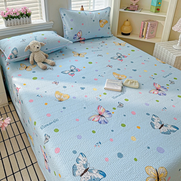 91家纺网 家纺一手货源 找家纺 文黛家居 2026新款全棉夹棉印花床盖三件套 蝶舞-蓝