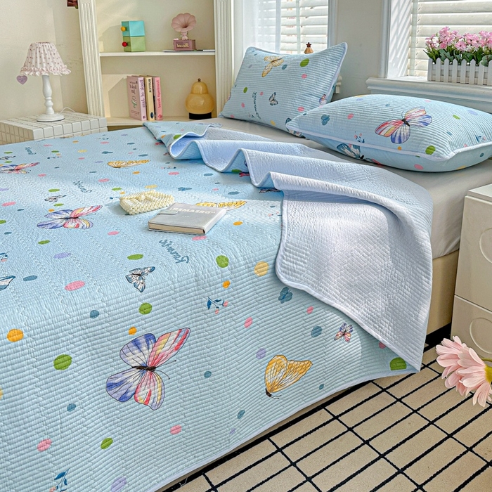 91家纺网 家纺一手货源 找家纺 文黛家居 2026新款全棉夹棉印花床盖三件套 蝶舞-蓝