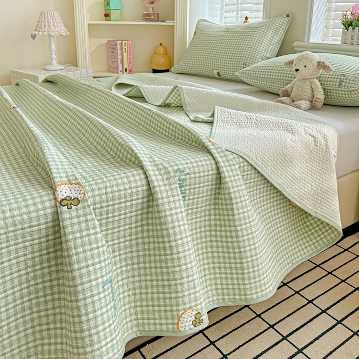 91家纺网 家纺一手货源 找家纺 文黛家居 2026新款全棉夹棉印花床盖三件套 格纹水果