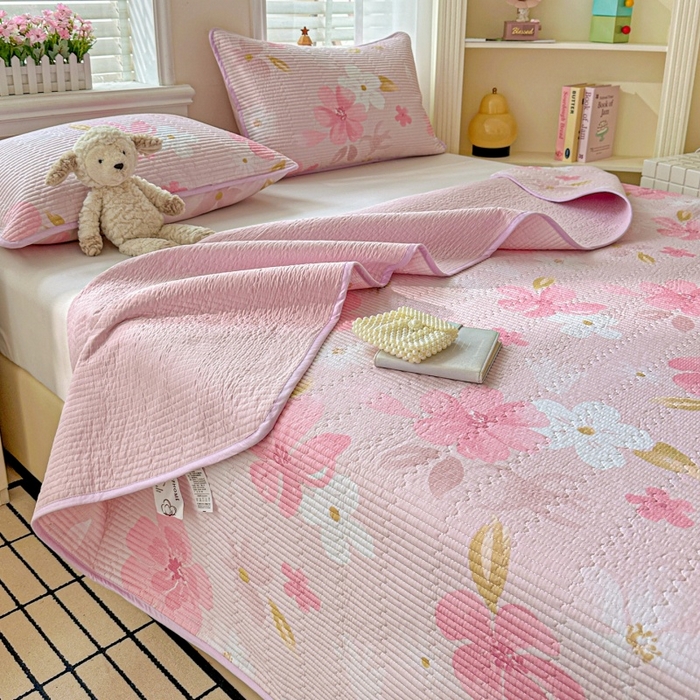 91家纺网 家纺一手货源 找家纺 文黛家居 2026新款全棉夹棉印花床盖三件套 花间舞