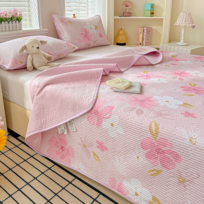 91家纺网 家纺一手货源 找家纺 文黛家居 2026新款全棉夹棉印花床盖三件套 花间舞