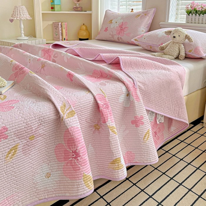 91家纺网 家纺一手货源 找家纺 文黛家居 2026新款全棉夹棉印花床盖三件套 花间舞