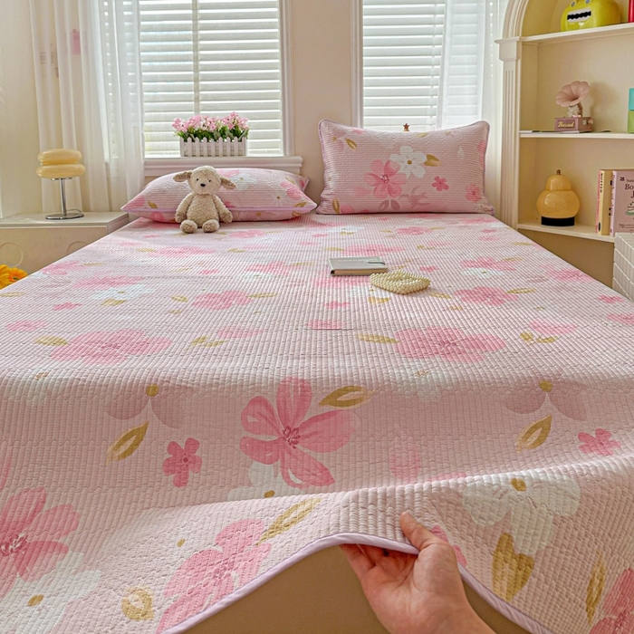 91家纺网 家纺一手货源 找家纺 文黛家居 2026新款全棉夹棉印花床盖三件套 花间舞