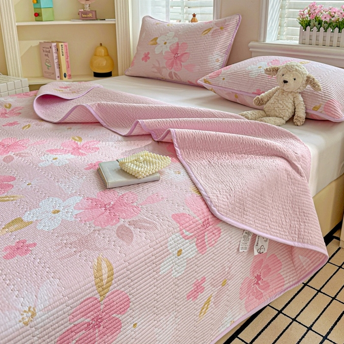 91家纺网 家纺一手货源 找家纺 文黛家居 2026新款全棉夹棉印花床盖三件套 花间舞