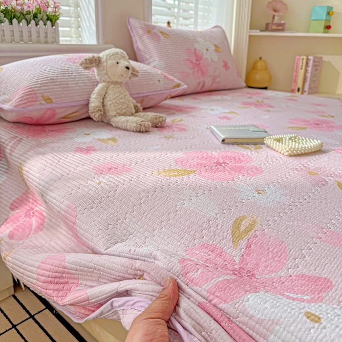 91家纺网 家纺一手货源 找家纺 文黛家居 2026新款全棉夹棉印花床盖三件套 花间舞