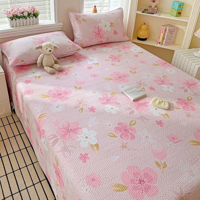 91家纺网 家纺一手货源 找家纺 文黛家居 2026新款全棉夹棉印花床盖三件套 花间舞